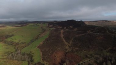 Kış boyunca İngiltere 'nin Peak District Ulusal Parkı' ndaki Ramshaw Kayalıkları 'nın sinema insansız hava aracı görüntüleri..