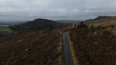 Kış boyunca İngiltere 'nin Peak District Ulusal Parkı' ndaki Ramshaw Kayalıkları 'nın sinema insansız hava aracı görüntüleri..