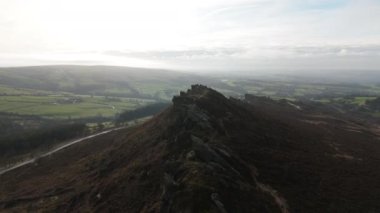 Kış boyunca İngiltere 'nin Peak District Ulusal Parkı' ndaki Ramshaw Kayalıkları 'nın sinema insansız hava aracı görüntüleri..