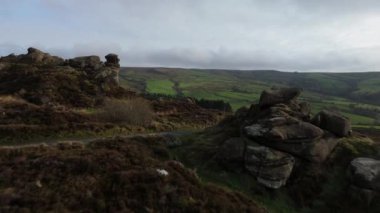 Kış boyunca İngiltere 'nin Peak District Ulusal Parkı' ndaki Ramshaw Kayalıkları 'nın sinema insansız hava aracı görüntüleri..