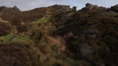 Kış boyunca İngiltere 'nin Peak District Ulusal Parkı' ndaki Ramshaw Kayalıkları 'nın sinema insansız hava aracı görüntüleri..