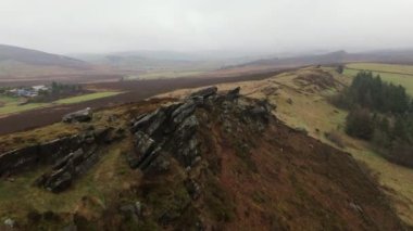 Sinema insansız hava aracı, kışın kayalık bir yamaçta alçak ve yavaş bir uçuş görüntüsü veriyor..