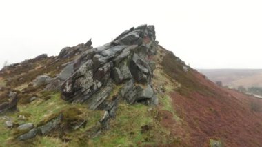 Sinema İHA 'sı İngiltere' de engebeli bir Peak District kış manzarasının görüntüsünü ortaya çıkardı..