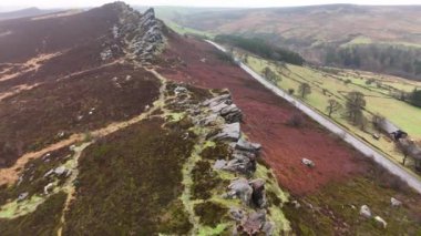 Sinema insansız hava aracı yörüngesi, İngiltere 'deki engebeli bir Peak District kış manzarasının 4 sahnesinin 3' ünü çektiğini gösteriyor..