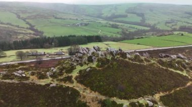 Sinema insansız hava aracı yörüngesi İngiltere 'deki engebeli bir Peak District kış manzarasının 4' te 4 'ünü çektiğini gösteriyor..