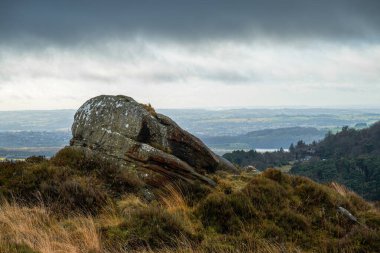 İngiltere 'nin Peak District bölgesinde kasvetli, dramatik, kasvetli bir gökyüzü olan kasvetli bir kırsal atmosfer..