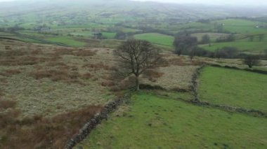 Sinema hava bumerang yörüngesi, İngiltere 'nin Peak District bölgesindeki Roach End' de hafif kar tozu eşliğinde engebeli bir kışın çekildiğini gösteriyor..