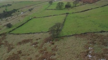 Sinema hava bumerang yörüngesi, İngiltere 'nin Peak District bölgesindeki Roach End' de hafif kar tozu eşliğinde engebeli bir kışın çekildiğini gösteriyor..