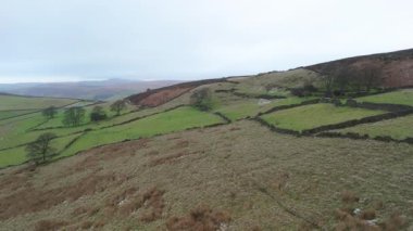 Roach End sinemalı yavaş hava aracı uçuşu engebeli bozkırlar, tarım arazileri, terk edilmiş binalar ve kuru taş duvarlar üzerinde kışın Peak District, İngiltere, İngiltere sekansının 3 'te 1' inde hafif kar tozu eşliğinde.