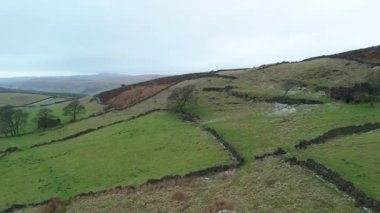 Roach End sinemalı yavaş hava aracı uçuşu engebeli bozkırlar, tarım arazileri, terk edilmiş binalar ve kuru taş duvarlar üzerinde kışın Peak District, İngiltere, İngiltere sekansının 2 / 3 'ünde hafif kar tozu eşliğinde..