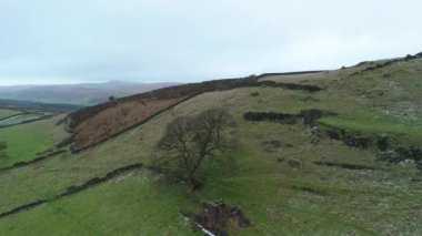 Roach End sinemalı yavaş hava aracı uçuşu engebeli bozkırlar, tarım arazileri, terk edilmiş binalar ve kuru taş duvarlar üzerinde kışın Peak District, İngiltere, İngiltere sekansının 3 / 3 'ünde hafif kar tozu eşliğinde..