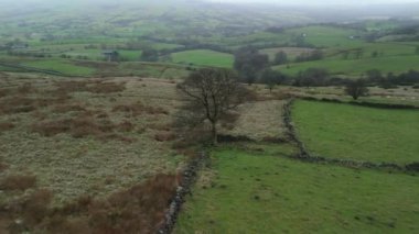 Sinema hava sarmalı yörüngesi, İngiltere 'nin Peak District bölgesindeki Roach End' de kışın engebeli bir bozkır manzarasının hafif kar tozuyla çekildiğini gösteriyor..