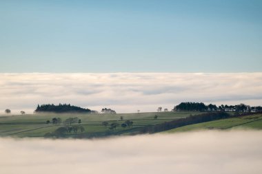 İngiltere, İngiltere 'deki The Peak District Ulusal Parkı' ndaki The Roaches in the Peak District Ulusal Parkı 'nda sıcaklık değişiminde kış gündoğumu manzarası..