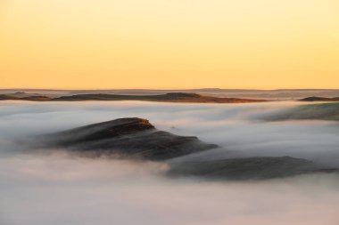 İngiltere, İngiltere 'deki The Peak District Ulusal Parkı' ndaki The Roaches in the Peak District Ulusal Parkı 'nda sıcaklık değişiminde kış gündoğumu manzarası..