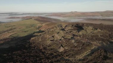 Sinema insansız hava aracı yörüngesi, İngiltere 'deki engebeli bir Peak District kış bulutunun 1 / 2 çekim sahnesini ortaya çıkardı..