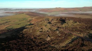 Sinema hava bumerang yörüngesi, İngiltere 'nin Peak District kentindeki Hamamböcekleri dizisinin 1 / 4' ünde engebeli bir kışın bataklık manzarasının bulut ters yüz edilişini gösteriyor..