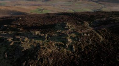 Sinema hava bumerang yörüngesi, İngiltere 'nin Peak District bölgesindeki The Roaches dizisinin 4' te 2 'nci sekansında engebeli bir kış bozkırının görüntüsünü ortaya çıkardı..
