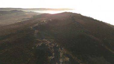 Sinema hava bumerang yörüngesi, İngiltere 'nin Peak District kentindeki The Roaches dizisinin bulut ters versiyonu sırasında engebeli bir kış bozkırının görüntüsünü ortaya çıkardı..
