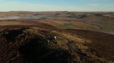 Helix sinematik hava yörüngesi, İngiltere 'nin Peak District bölgesindeki Hamamböcekleri dizisinin 2 / 2' sinde engebeli bir kış bozkır manzarasının bulut ters çevrimi sırasında çekildiğini gösteriyor..