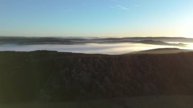 The Roaches in the Peak District Ulusal Parkı, İngiltere 'nin kış aylarında çekilmiş hava aracı görüntüleri..