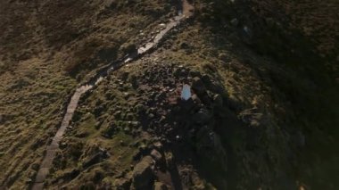 Yukarıdan aşağıya insansız hava aracı roketi İngiltere 'nin Peak District Ulusal Parkı' ndaki Hamamböcekleri 'nin kış kırsal manzarasının görüntüsünü verdi..