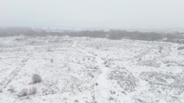 Staffordshire Moorlands, İngiltere 'de kar üzerinde uçan sinematik hava aracı bozkırı kapladı..