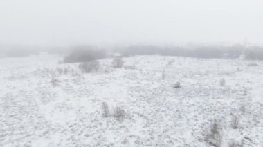 Staffordshire Moorlands, İngiltere 'de kar üzerinde uçan sinematik hava aracı bozkırı kapladı..