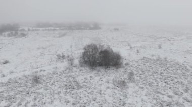 Sinematik hava yörüngesi, Staffordshire Moorlands 'ın kışın kapladığı engebeli bir karı gösteriyor..