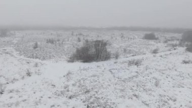 Sinema yörüngesi, Staffordshire Moorlands 'ın 2' de 2 'lik engebeli karlı sahnesini gösteriyor..