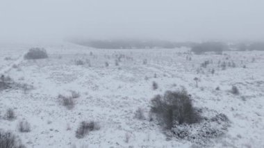 Staffordshire Moorlands, İngiltere 'de kar üzerinde uçan sinematik hava aracı bozkırı kapladı..