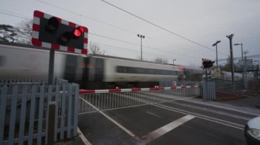 BARLASTON, STAFFORDSHIRE, İNGİLTAN - 8 HAZİRAN 2025: Avanti Batı Yakası treni Wedgwood 'daki bir geçitten geçiyor.