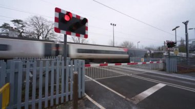 BARLASTON, STAFFORDSHIRE, İNGİLTAN - 8 HAZİRAN 2025: Avanti Batı Yakası treni Wedgwood 'daki bir geçitten geçiyor.