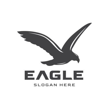 Siyah uçan kartal silueti tasarımı, logolar, vektör çizimleri veya vahşi hayvanlar ve özgürlük temalı grafik elementler için mükemmeldir..