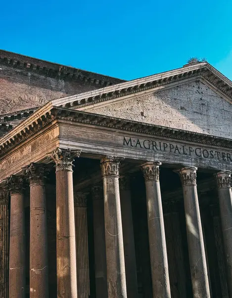 Bina çok eski ve bir sürü sütunu var. Çok uzun ve üzerinde çok fazla detay var.