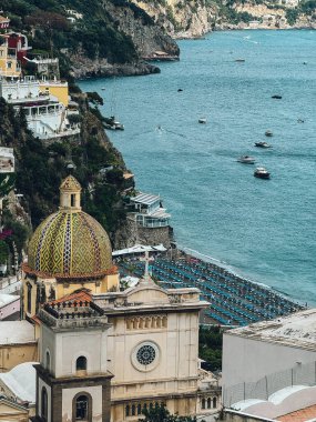 Büyük bir kilise ve bir su kütlesi olan güzel bir şehir manzarası. Su sakin ve gökyüzü berrak.