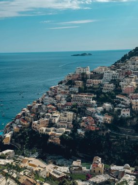 Arkasında mavi bir okyanus olan güzel bir şehir manzarası Alamfi sahilinde
