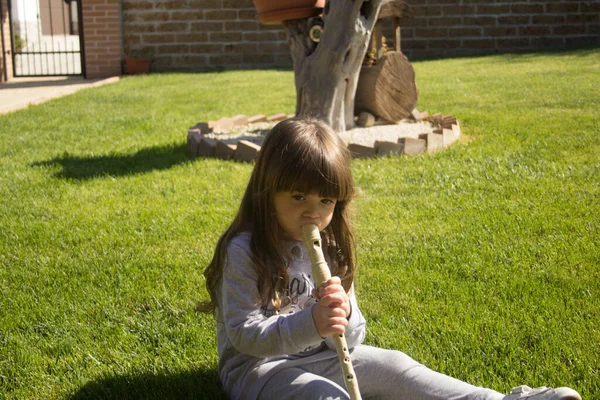 Image Une Adorable Petite Fille Brune Assise Sur Une Herbe — Photo