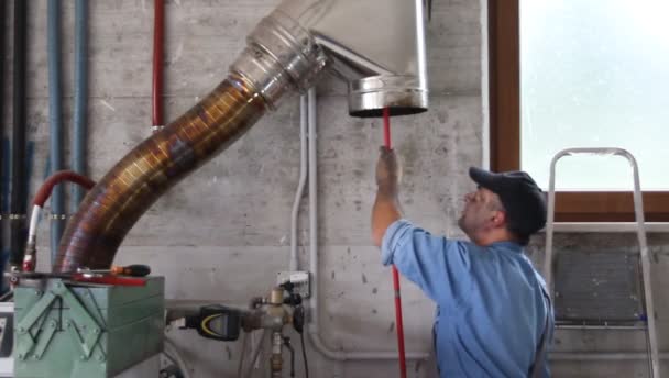 Picture Handyman Cleaning Stainless Steel Pipe Boiler Flue Brush Work — Stockvideo