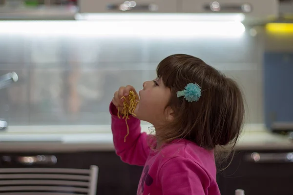 Образ Чарівної Брюнетки Маленька Дівчинка Їсть Спагеті Своїми Руками — стокове фото