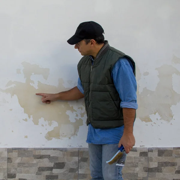 Gambar Seorang Insinyur Konstruksi Menggambarkan Kerusakan Pada Dinding Bata Karena — Stok Foto