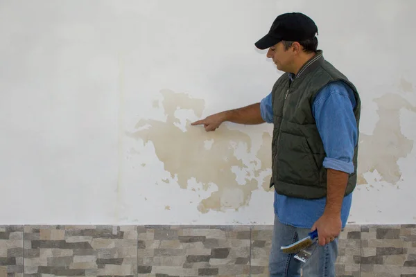 Gambar Seorang Insinyur Konstruksi Menggambarkan Kerusakan Pada Dinding Bata Karena — Stok Foto