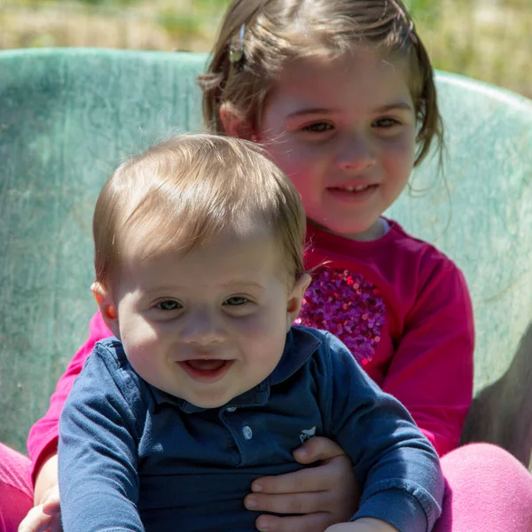 Imagen Dos Adorables Niños Sonrientes Abrazándose Dentro Una Carretilla Amor —  Fotos de Stock