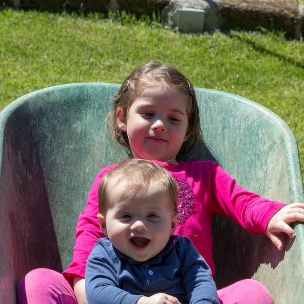 Wizerunek Dwójki Uroczych Uśmiechniętych Dzieci Trzymających Się Taczce Braterska Miłość — Zdjęcie stockowe