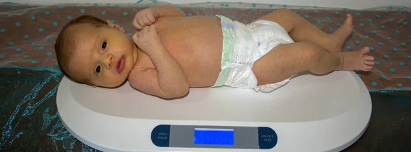 Image Newborn Baby Diaper While Being Weighed Scale Measurement Weight — Stock Photo, Image