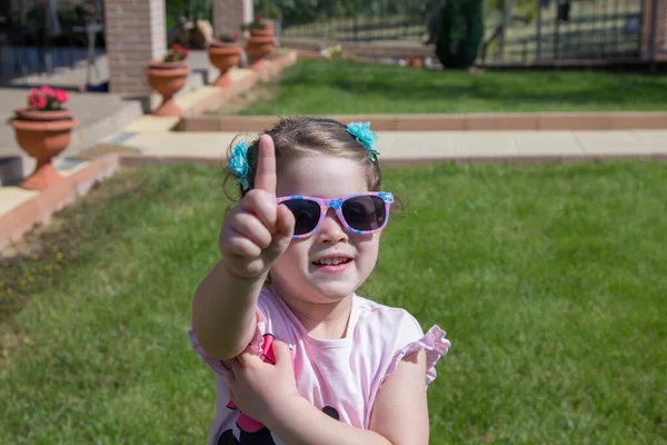 Afbeelding Van Een Schattig Lachend Meisje Met Een Zonnebril Tuin — Stockfoto