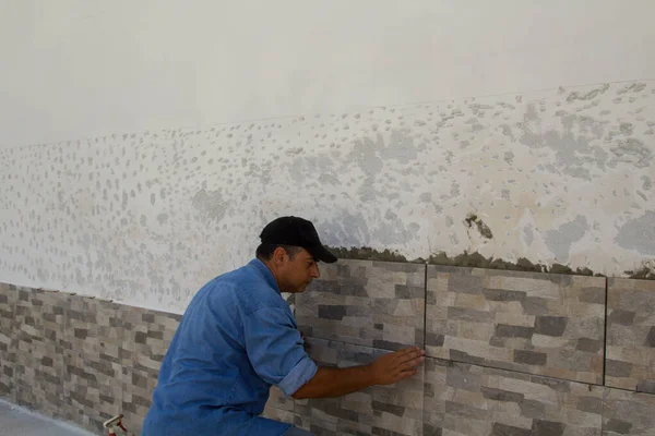 Gambar Tiler Tukang Meletakkan Ubin Dinding Bagaimana Untuk Menyembunyikan Naik — Stok Foto