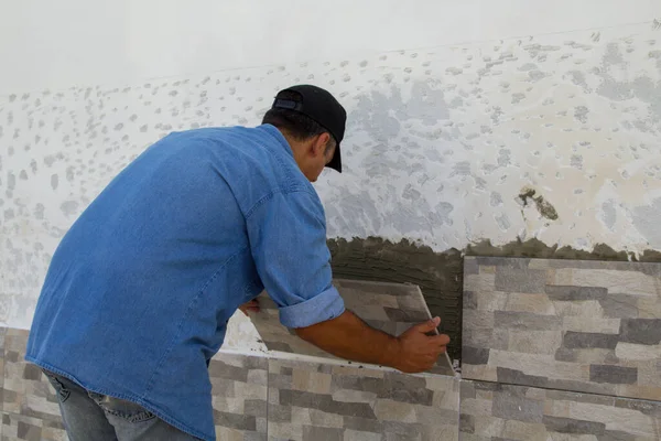 Gambar Tiler Tukang Meletakkan Ubin Dinding Bagaimana Untuk Menyembunyikan Naik — Stok Foto