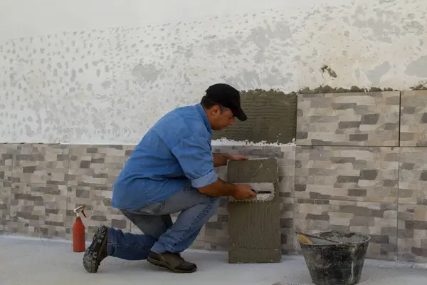 Gambar Tiler Tukang Yang Dengan Spatula Menyebarkan Lem Untuk Meletakkan — Stok Foto