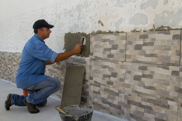 Gambar Tiler Tukang Yang Dengan Spatula Menyebarkan Lem Untuk Meletakkan — Stok Foto