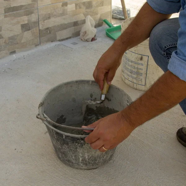 물통에 시멘트와 접착제를 Bricklayer의 이미지 — 스톡 사진